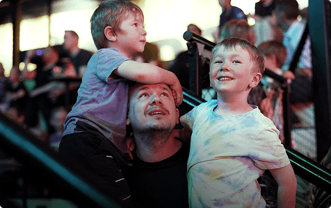 Glad familj på JumpYard trampolinpark