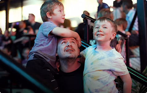 Förväntansfull familj på JumpYard Nacka Forum