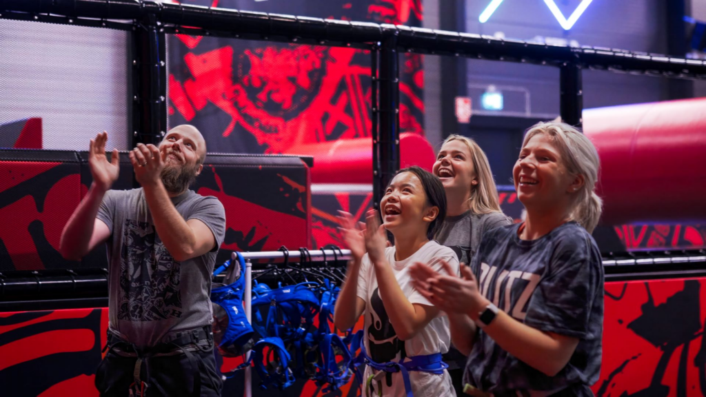 familj som hejar på varandra i JumpYard Norrköping