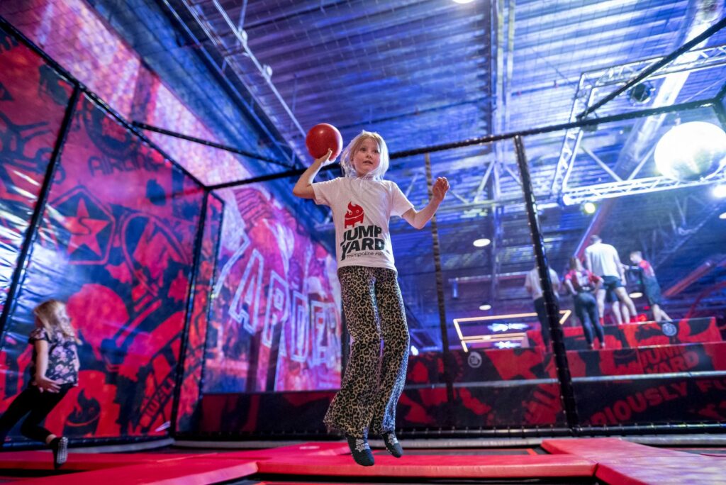 Dodge ball på trampoliner