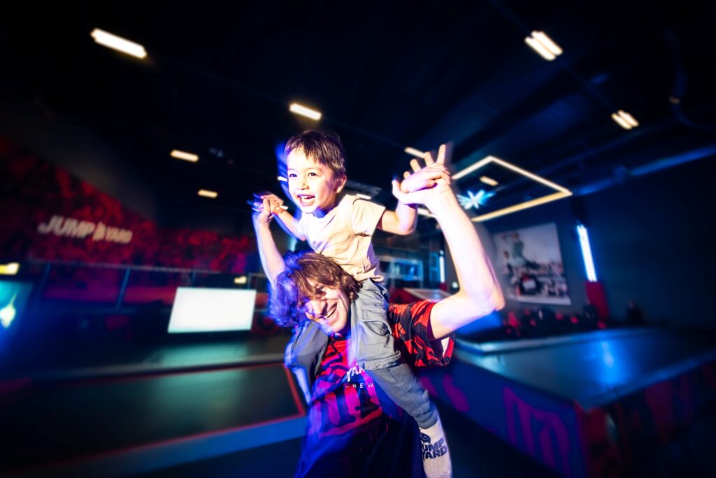 Glad lek på JumpYard trampolinpark