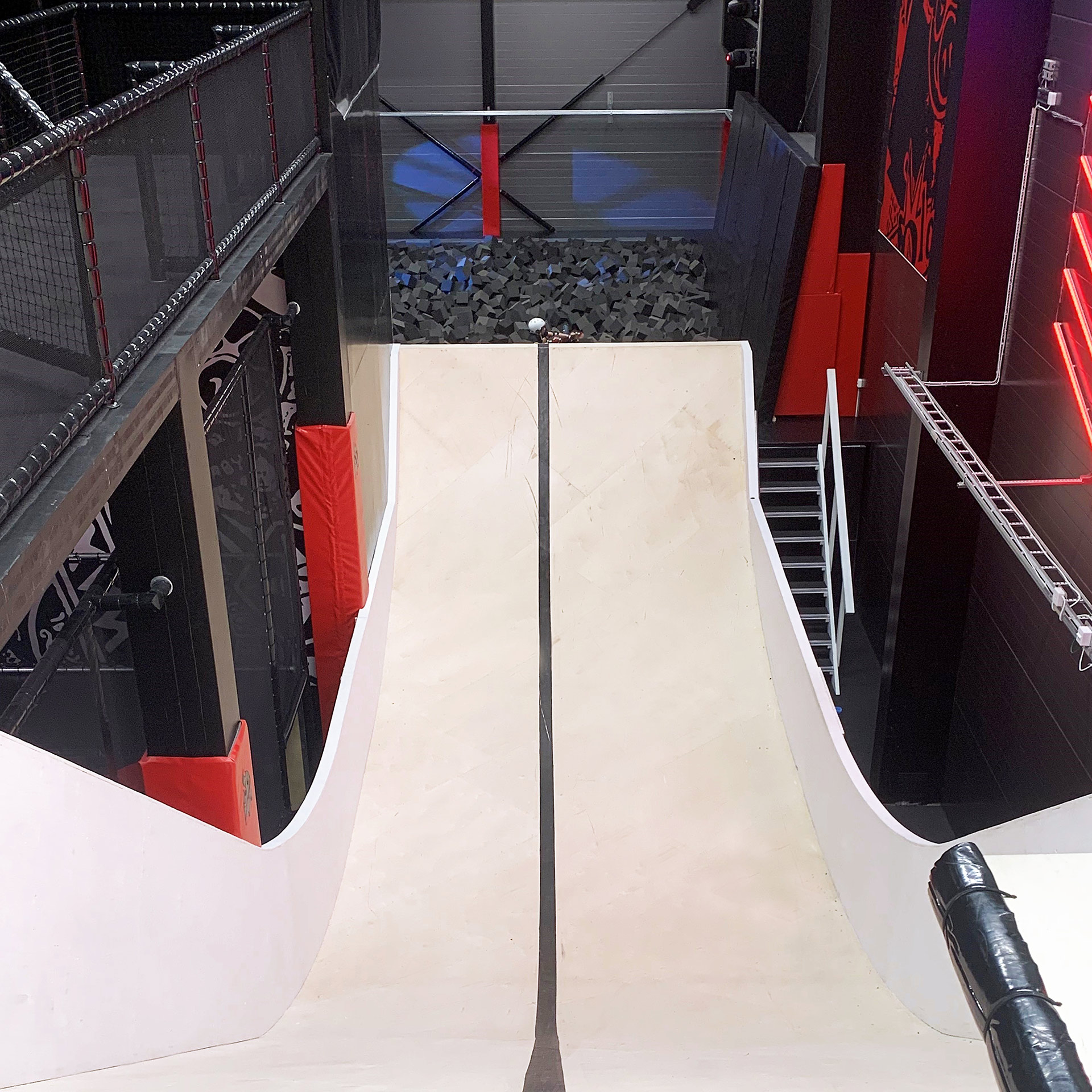 Mega Ramp Vert Mega Ramp hos JumpYard - Tricks och stora hopp till foam pit