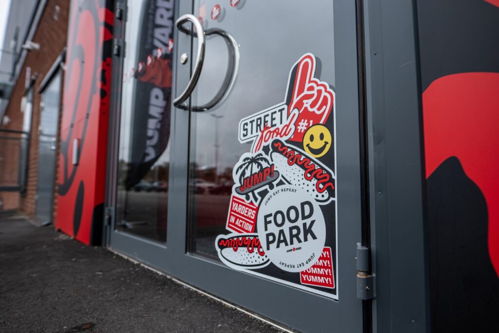 Loggor på JumpYards entré