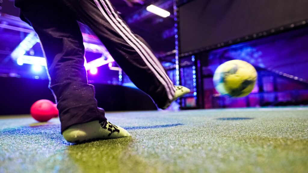 inomhus fotboll i sport court på JumpYard