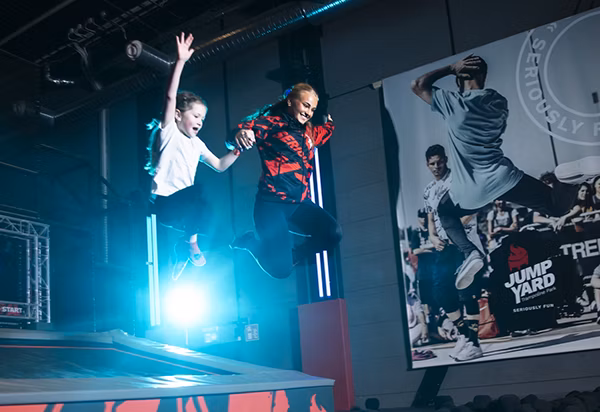 Barn tränar trampolin på JumpSchool under EasterCamp